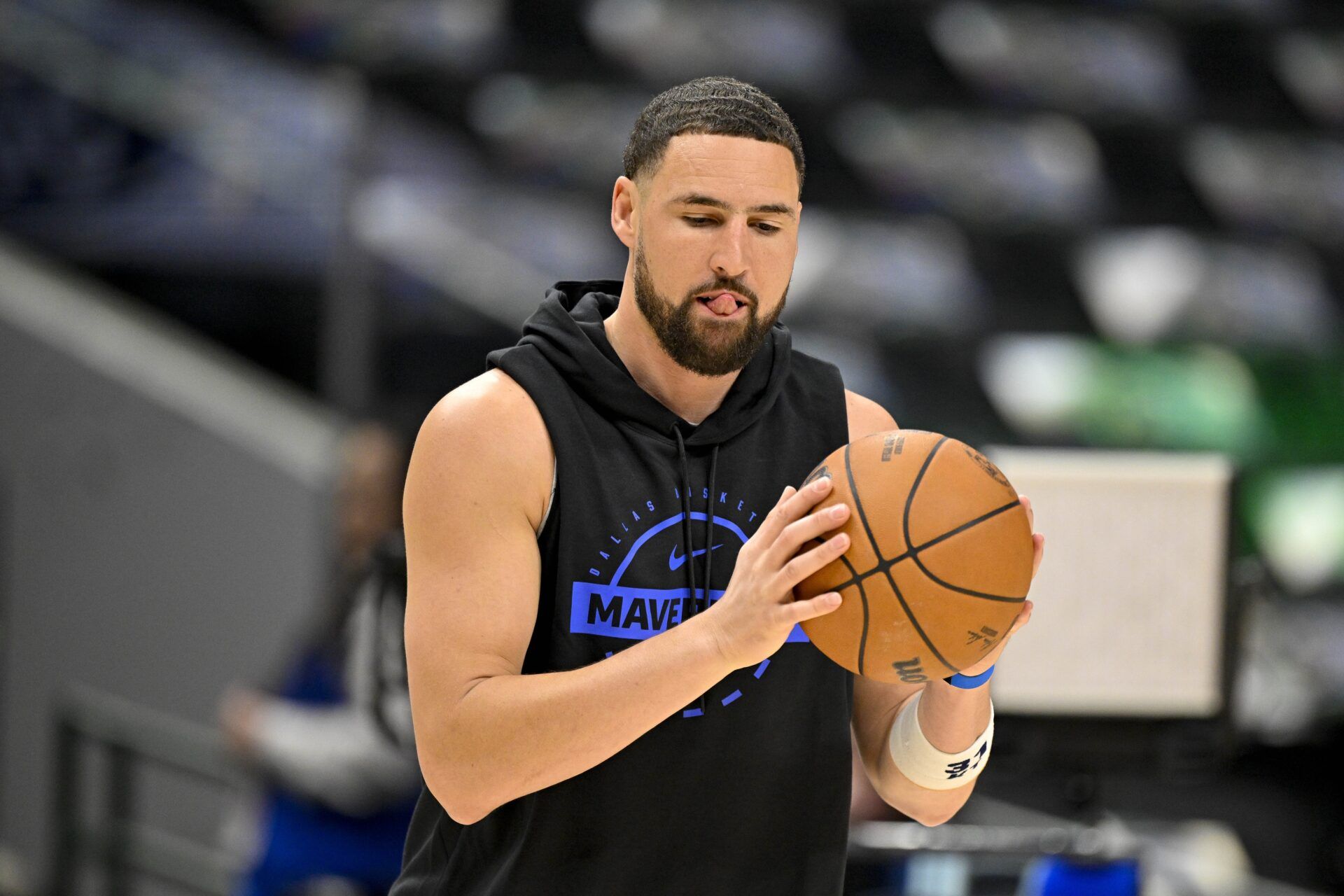 Dallas Mavericks guard Klay Thompson (31) warms up before the game between the Dallas Mavericks and the Orlando Magic at the American Airlines Center.