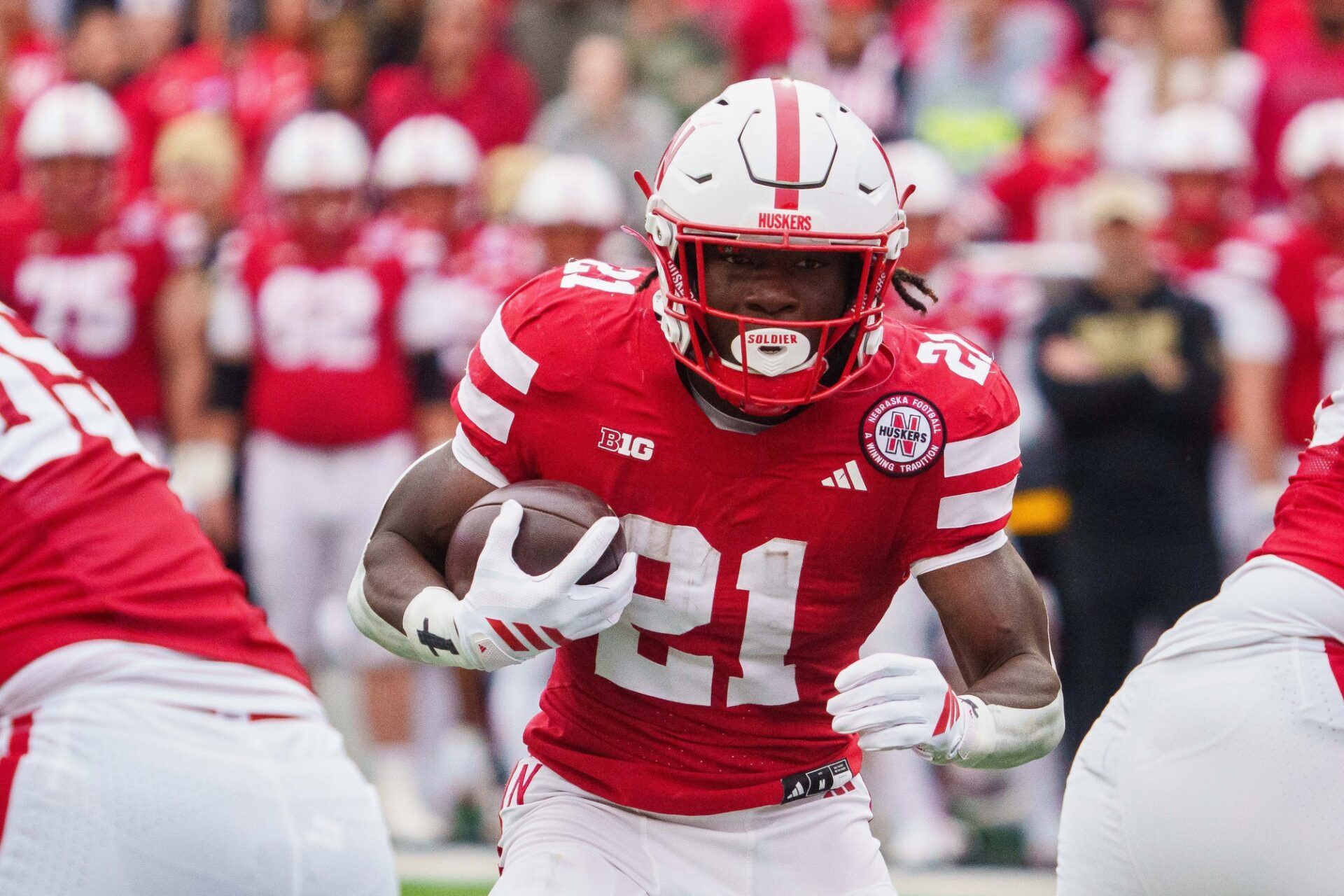 Nebraska Cornhuskers running back Emmett Johnson (21) runs the ball against the Northwestern Wildcats during the first quarter at Memorial Stadium.