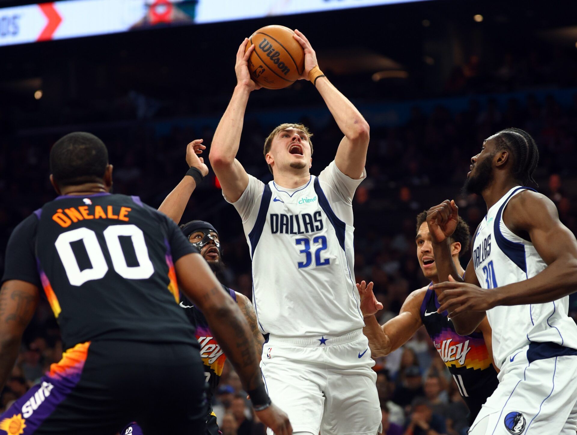 Dallas Mavericks forward Cooper Flagg (32) against the Phoenix Suns at Mortgage Matchup Center.