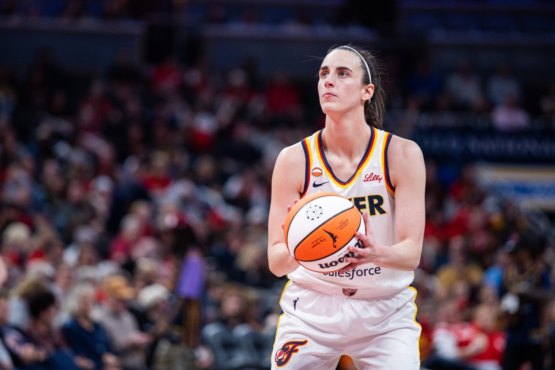 Indiana Fever guard Caitlin Clark (22)  shoots the ball  in the second half against the Dallas Wings at the Gainbridge Fieldhouse.