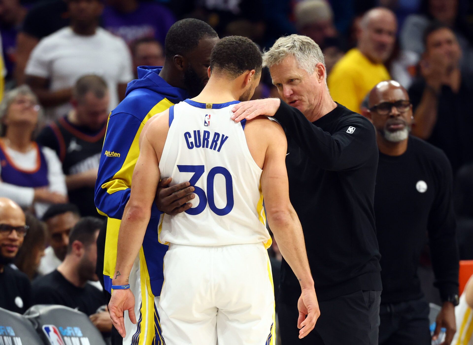 Golden State Warriors guard Stephen Curry (30) with forward Draymond Green and head coach Steve Kerr against the Phoenix Suns during the closing seconds of the play-in rounds of the 2026 NBA Playoffs at Mortgage Matchup Center.