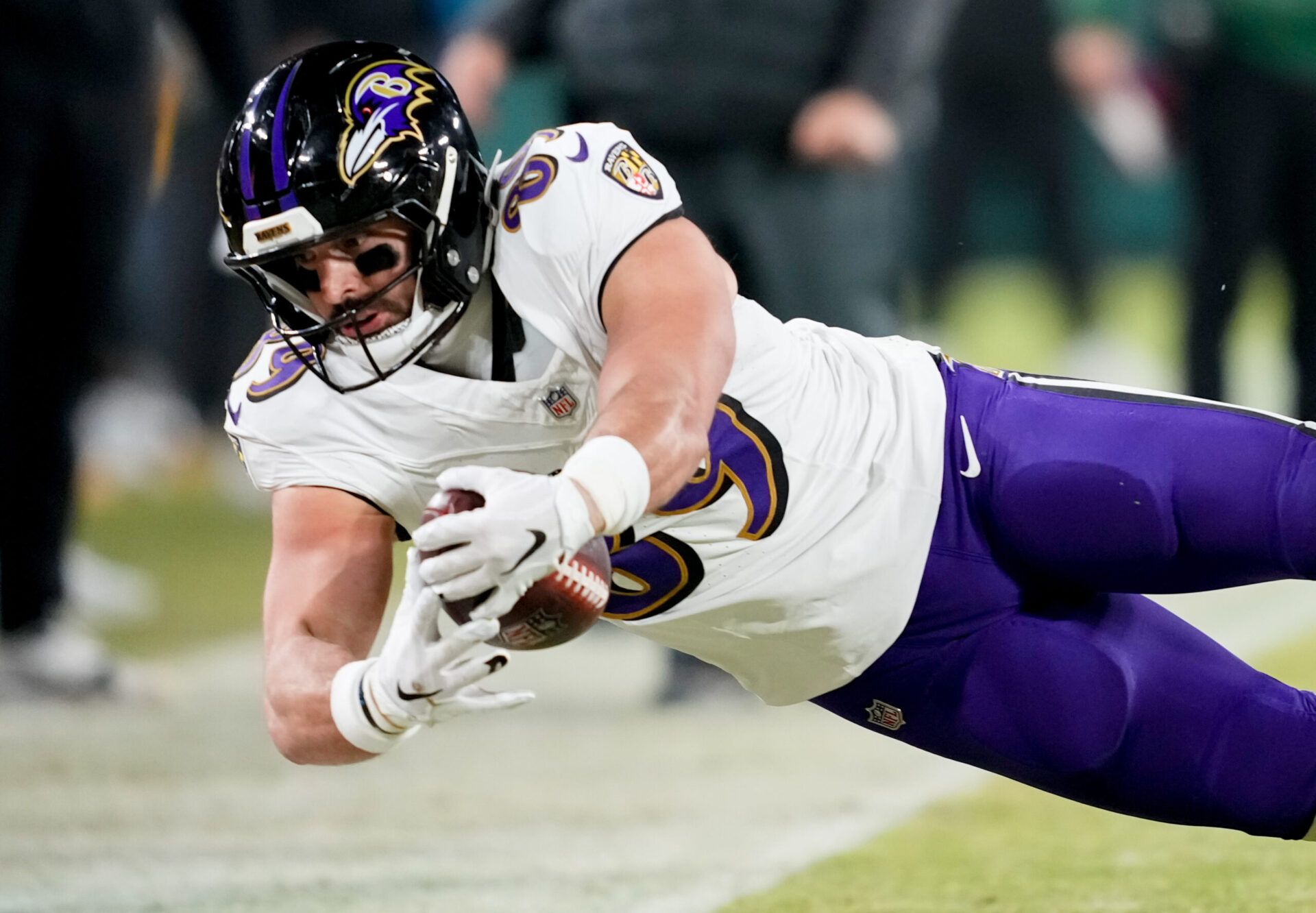 Baltimore Ravens tight end Mark Andrews (89) stretches the ball for a first down during the first quarter against the Green Bay Packers at Lambeau Field.