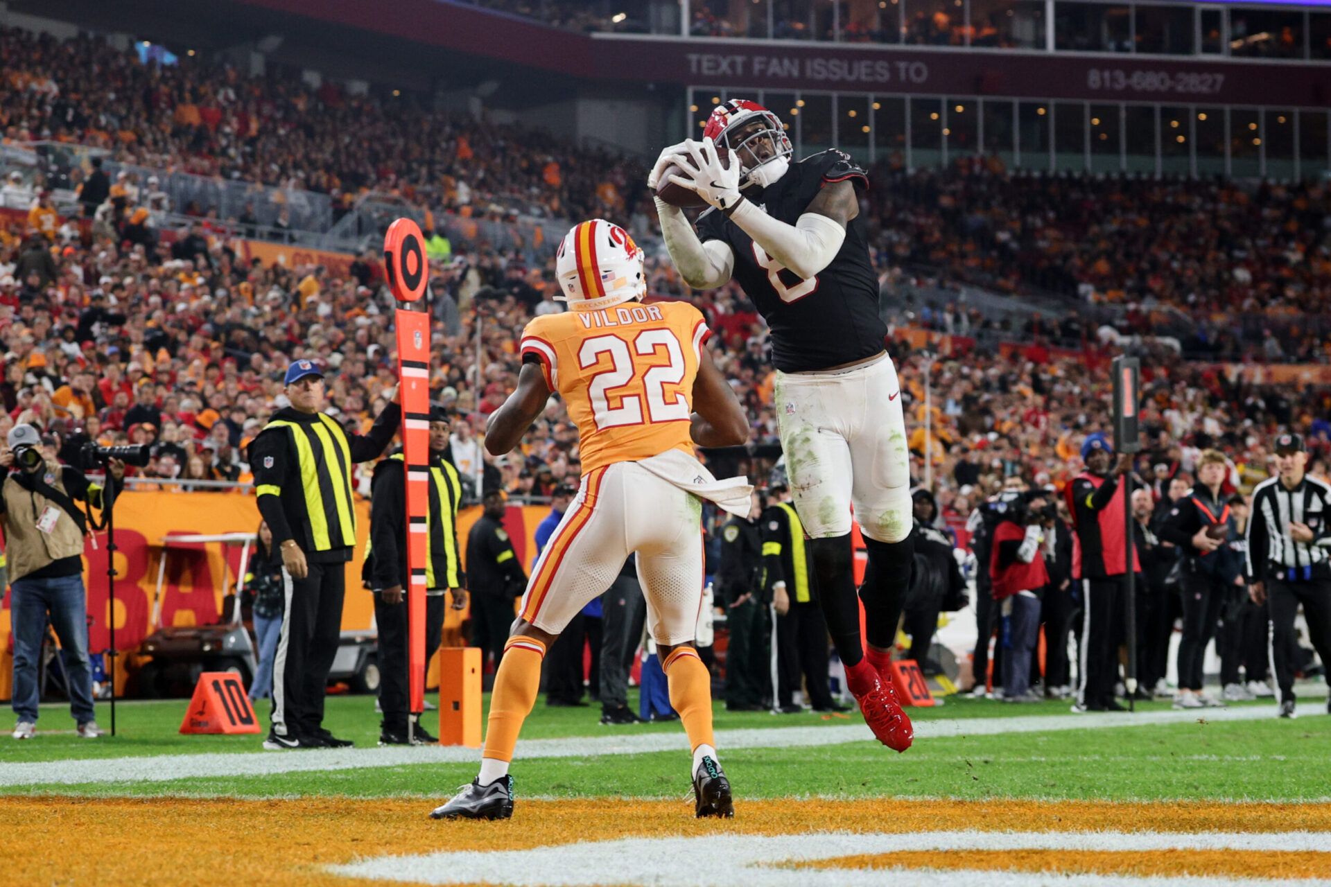 Atlanta Falcons tight end Kyle Pitts Sr. (8) catches a seventeen-yard touchdown pass thrown by quarterback Kirk Cousins (not pictured) against Tampa Bay Buccaneers cornerback Kindle Vildor (22) during the second quarter at Raymond James Stadium.