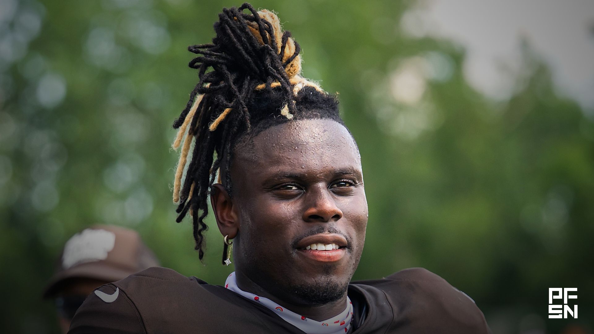 ‘Extremely Fun Offense’ — NFL World Reacts to Chargers Signing Former Pro Bowl TE David Njoku