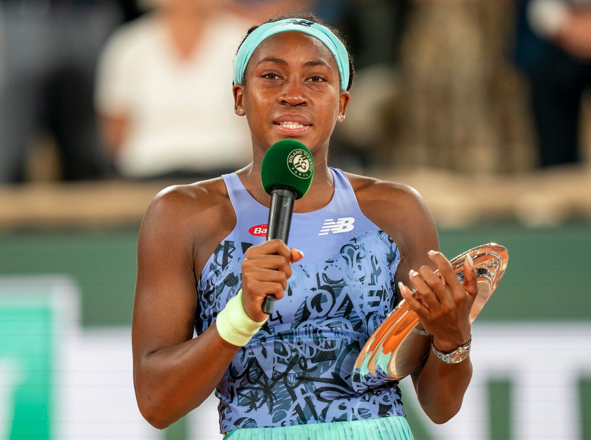 Coco Gauff (USA) speaks to the crowd during the trophy presentation after the women's final match against Iga Swiatek (POL) on day 14 of the French Open at Stade Roland-Garros.