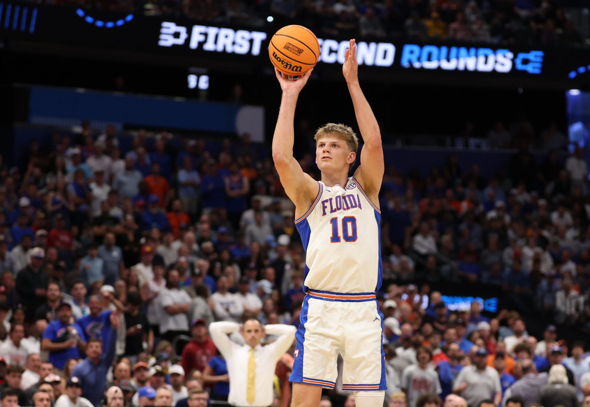 Florida Gators forward Thomas Haugh (10) shoots the ball against the Iowa Hawkeyes in the second half during a second round game of the men's 2026 NCAA Tournament at Benchmark International Arena.