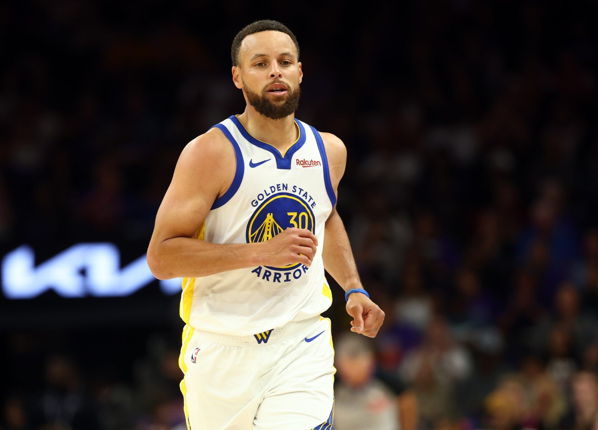 Golden State Warriors guard Stephen Curry (30) against the Phoenix Suns during the play-in rounds of the 2026 NBA Playoffs at Mortgage Matchup Center.
