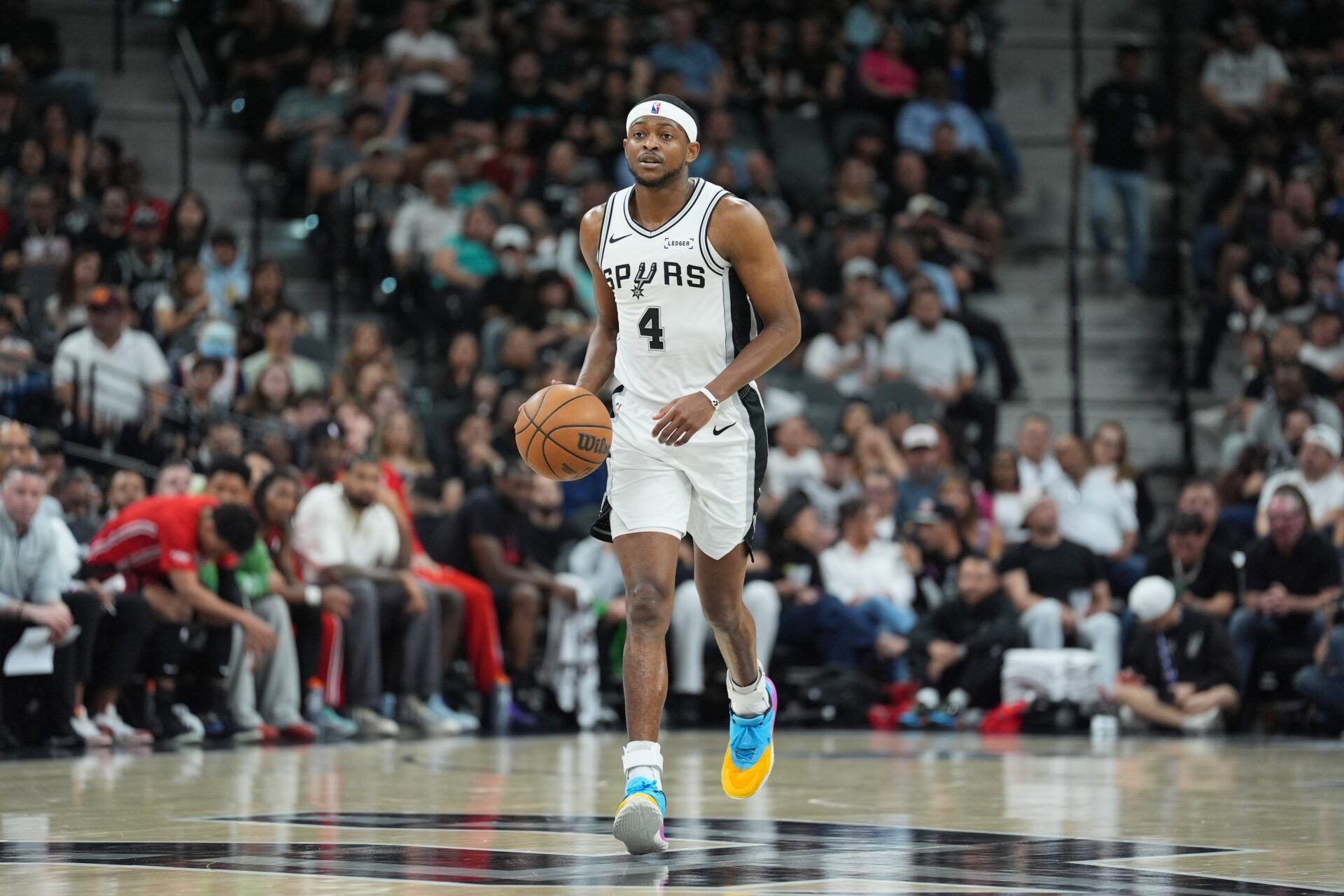 San Antonio Spurs guard De'aaron Fox (4) dribbles up the court in the second half against the Chicago Bulls at Frost Bank Center.