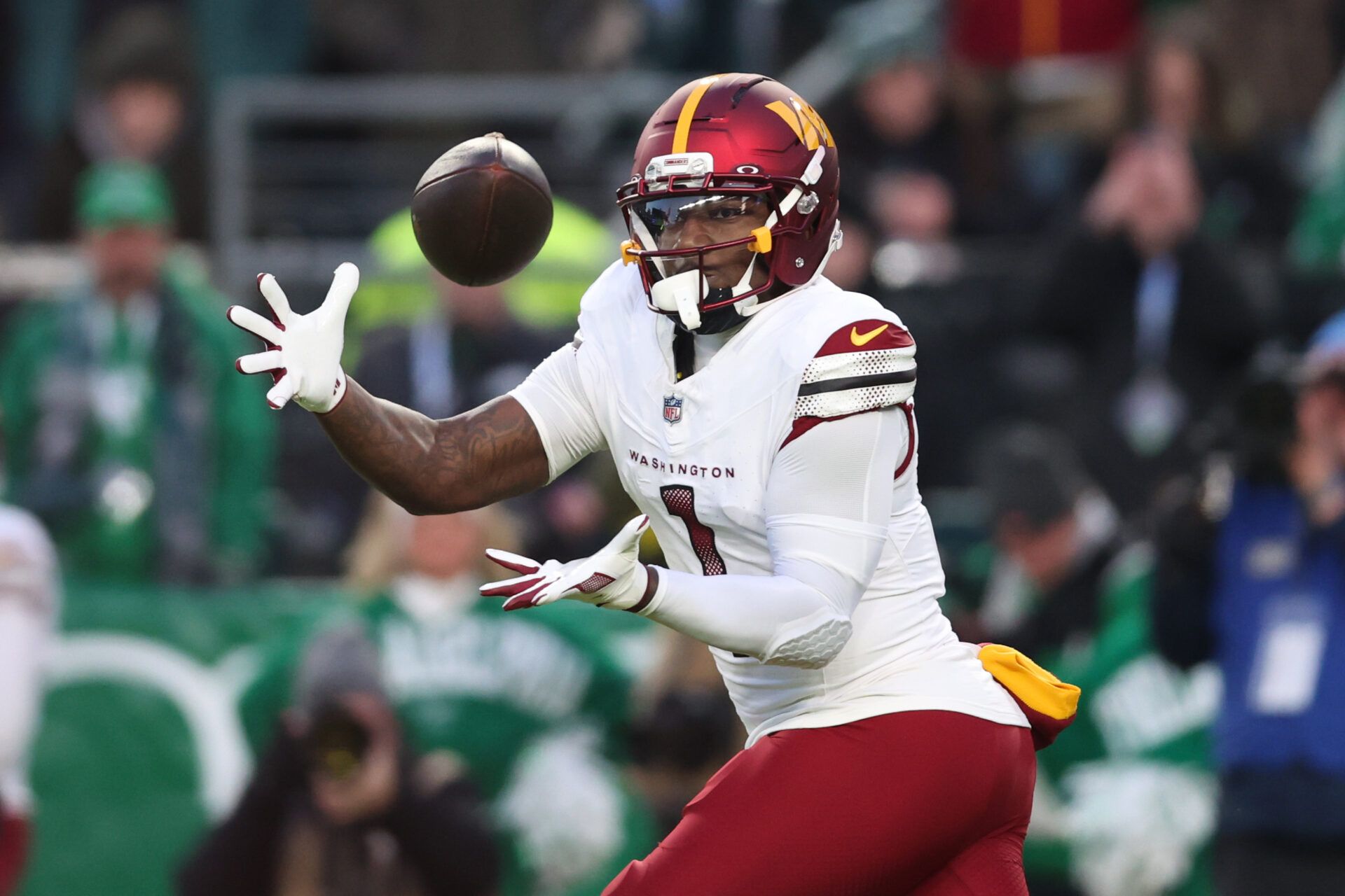 Washington Commanders wide receiver Deebo Samuel (1) makes a catch during the second quarter against the Philadelphia Eagles at Lincoln Financial Field.