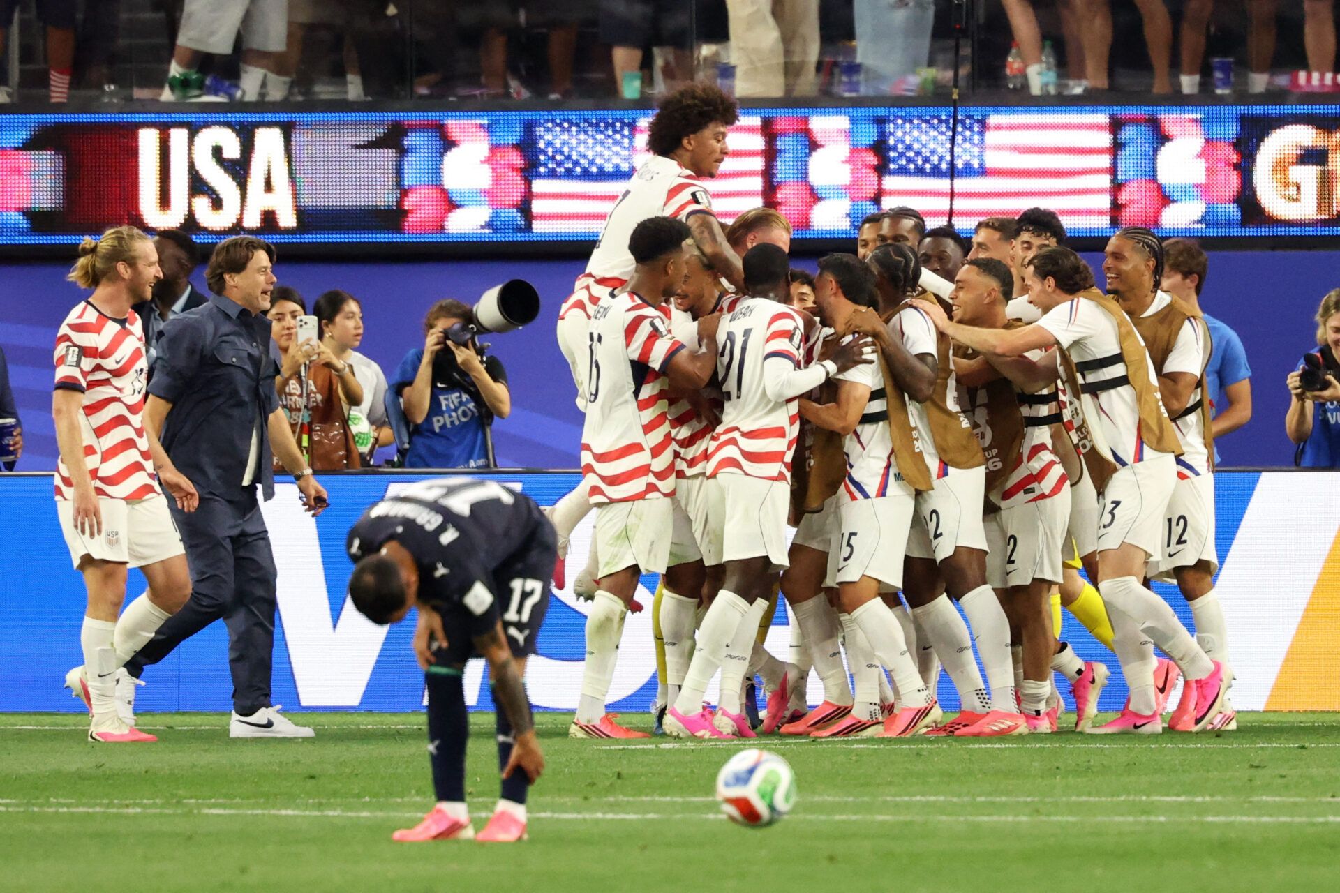 Soccer Football - FIFA World Cup 2026 - Group D - United States v Paraguay - Los Angeles Stadium, Inglewood, California, U.S. - June 12, 2026 Giovanni Reyna of the U.S. celebrates scoring their fourth goal with teammates and coach Mauricio Pochettino REUTERS/Mario Anzuoni