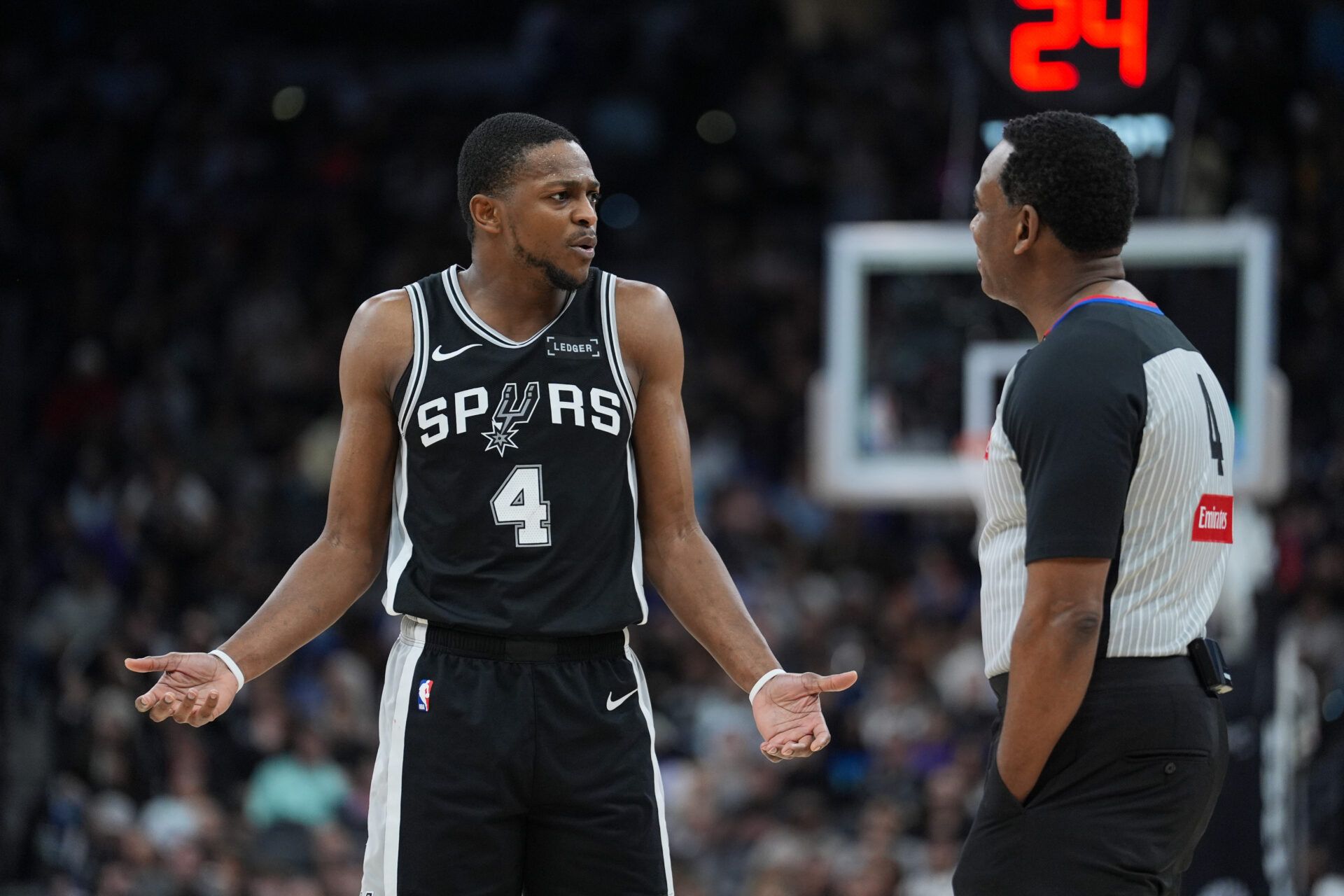 San Antonio Spurs guard De'Aaron Fox (4) talks with official Sean Wright (4) in the second half against the New York Knicks at Frost Bank Center.
