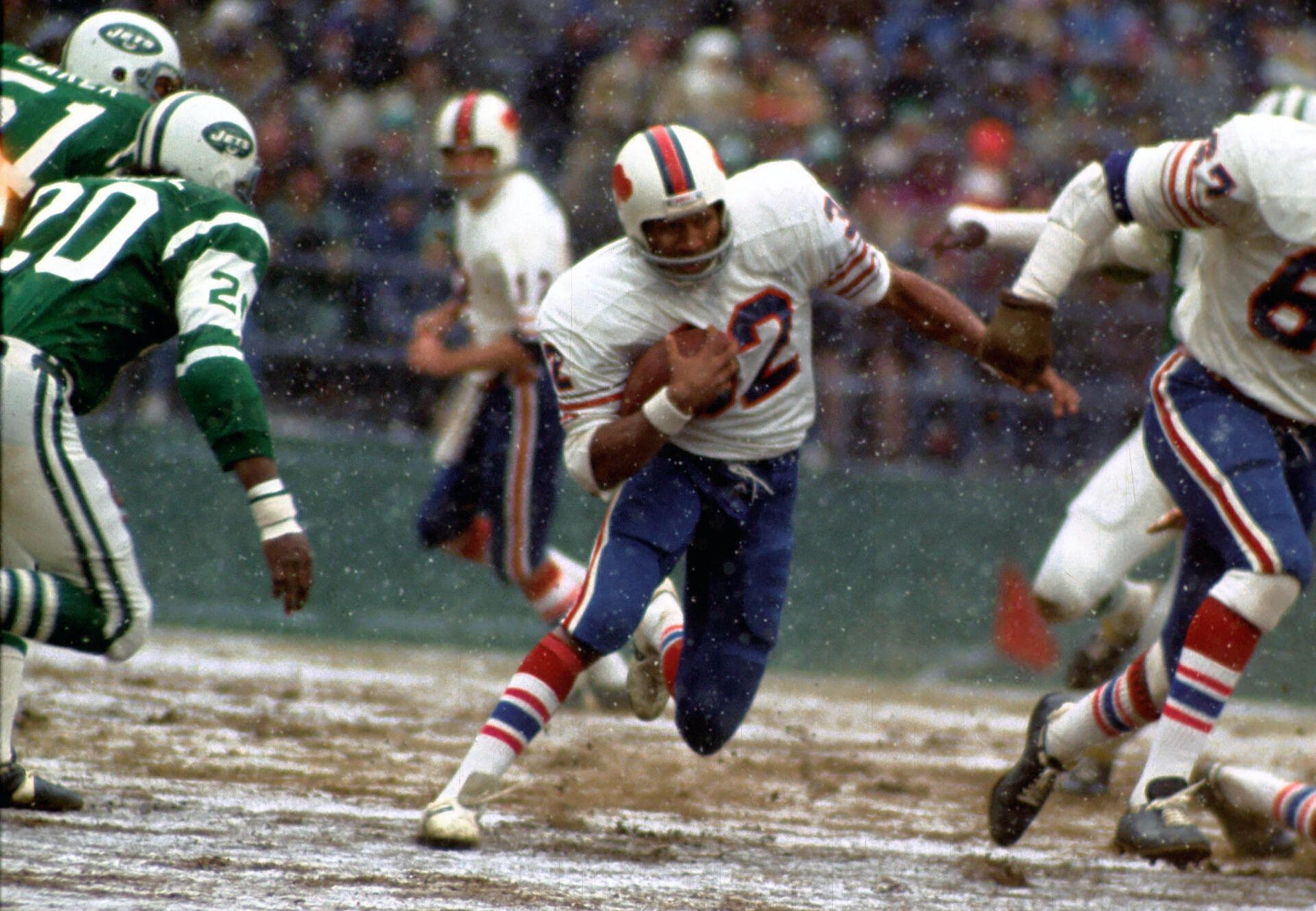 Buffalo Bills running back (32) O.J. Simpson breaks the single season NFL rushing with 2003 yards against the New York Jets at Shea Stadium. The Bills defeated the Jets 34-14.