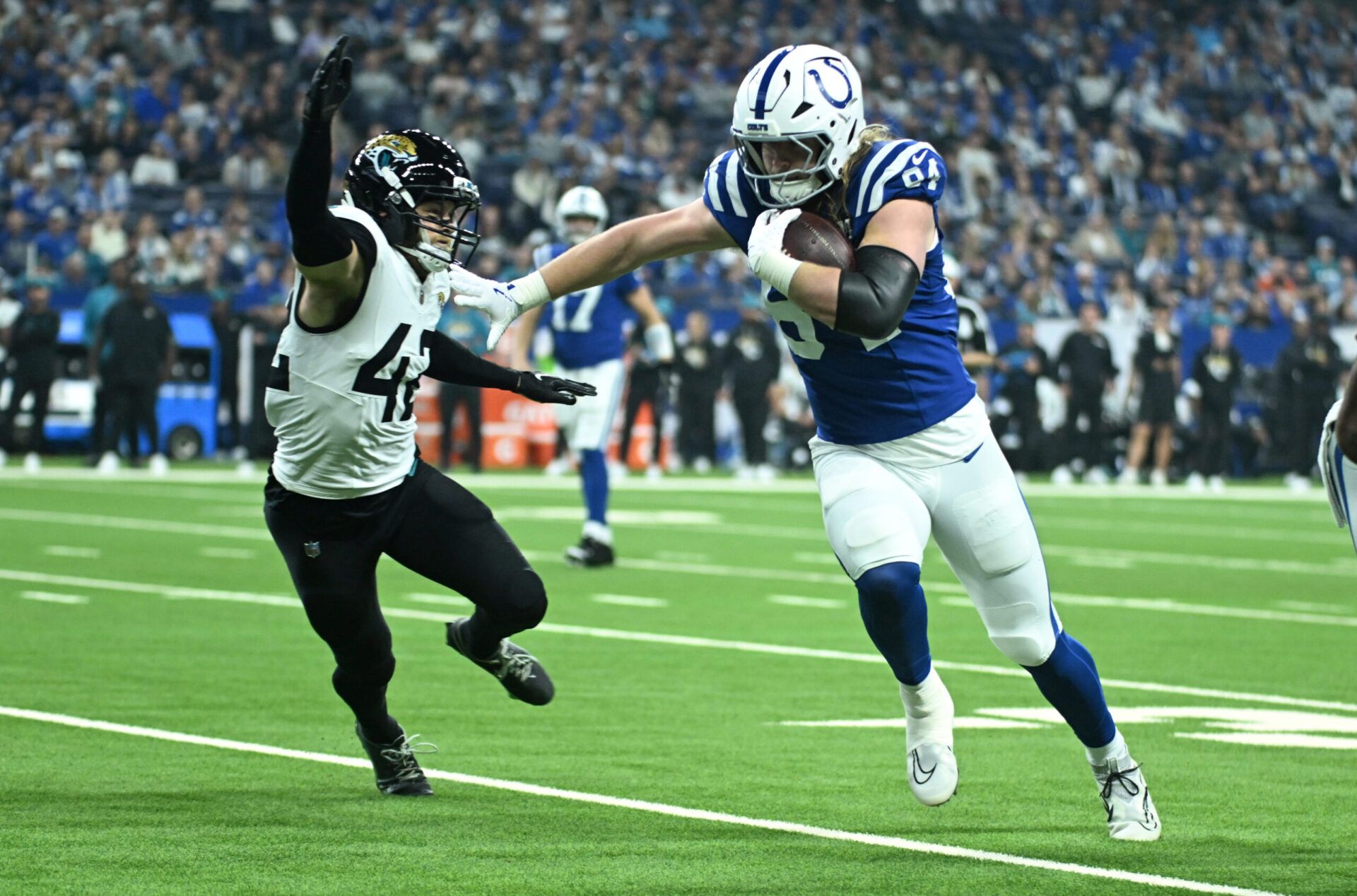 Indianapolis Colts tight end Tyler Warren (84) runs against Jacksonville Jaguars linebacker safety Andrew Wingard (42) during the first half at Lucas Oil Stadium.