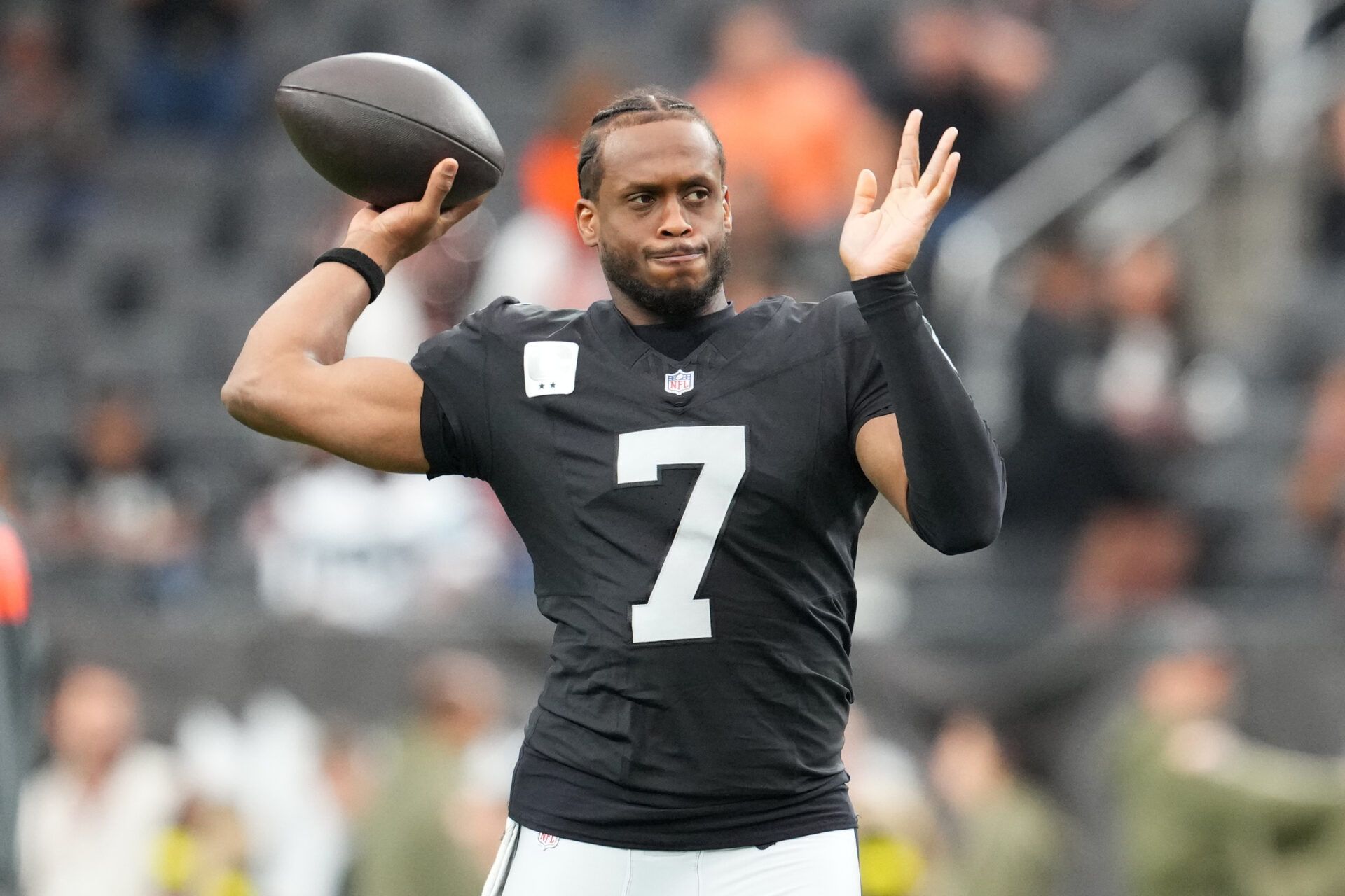 Las Vegas Raiders quarterback Geno Smith (7) warms up before the game against the Cleveland Browns at Allegiant Stadium.