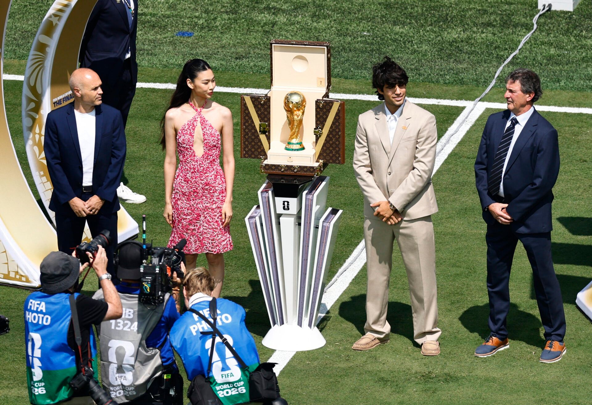 Soccer Football - FIFA World Cup 2026 - Final - Spain v Argentina - New York/New Jersey Stadium, East Rutherford, New Jersey, U.S. - July 19, 2026 Carlos Alcaraz and Hoyeon present the Louis Vuitton trophy trunk containing the FIFA World Cup Trophy before the match REUTERS/Jeenah Moon