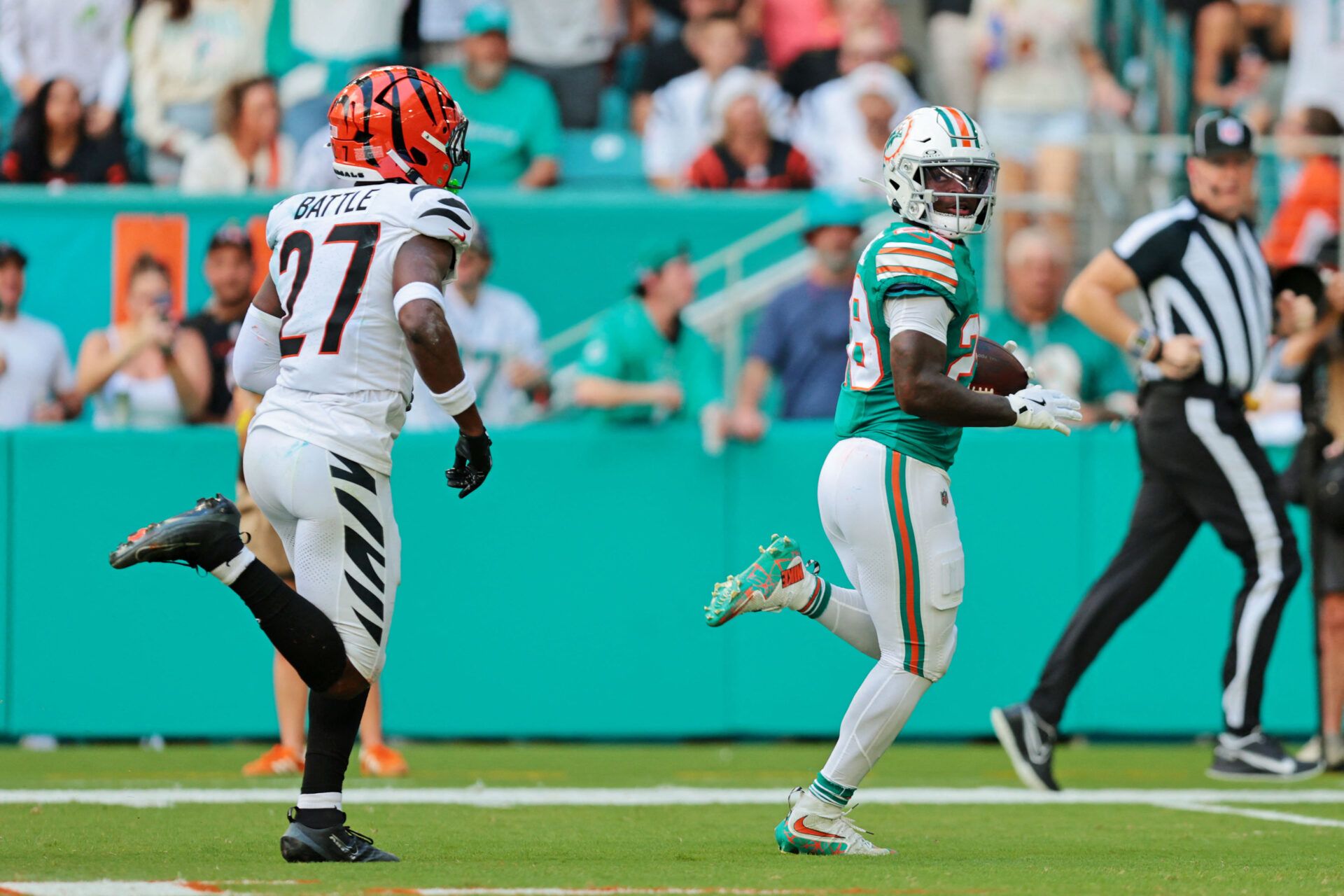 Miami Dolphins running back De'Von Achane (28) runs the ball for a touchdown during the first quarter against the Cincinnati Bengals at Hard Rock Stadium.