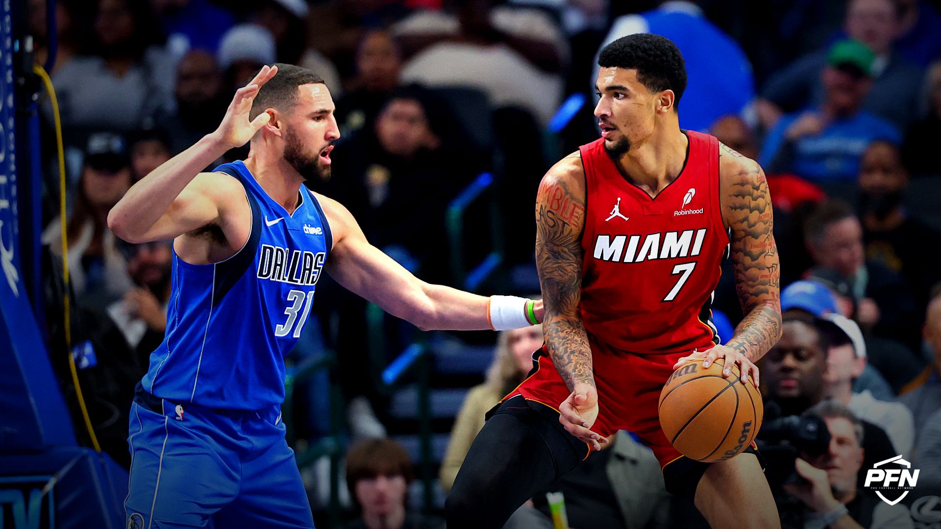 Miami Heat center Kel'el Ware (7) controls the ball as Dallas Mavericks guard Klay Thompson (31) defends during the first half at American Airlines Center.