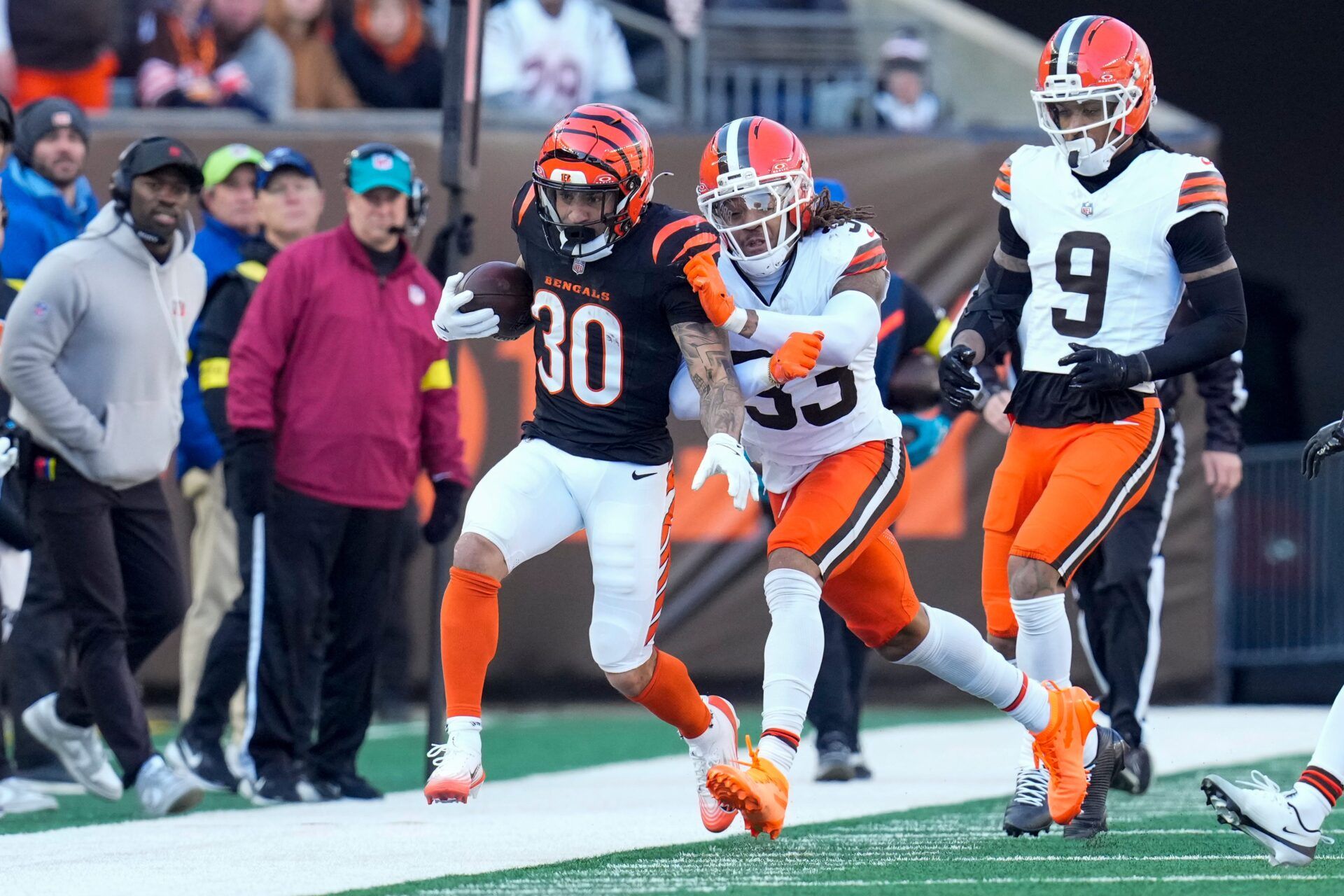 Cincinnati Bengals running back Chase Brown (30) makes a deep run in the second quarter of the NFL Week 18 game between the Cincinnati Bengals and the Cleveland Browns at Paycor Stadium in Downtown Cincinnati on Sunday, Jan. 4, 2026.