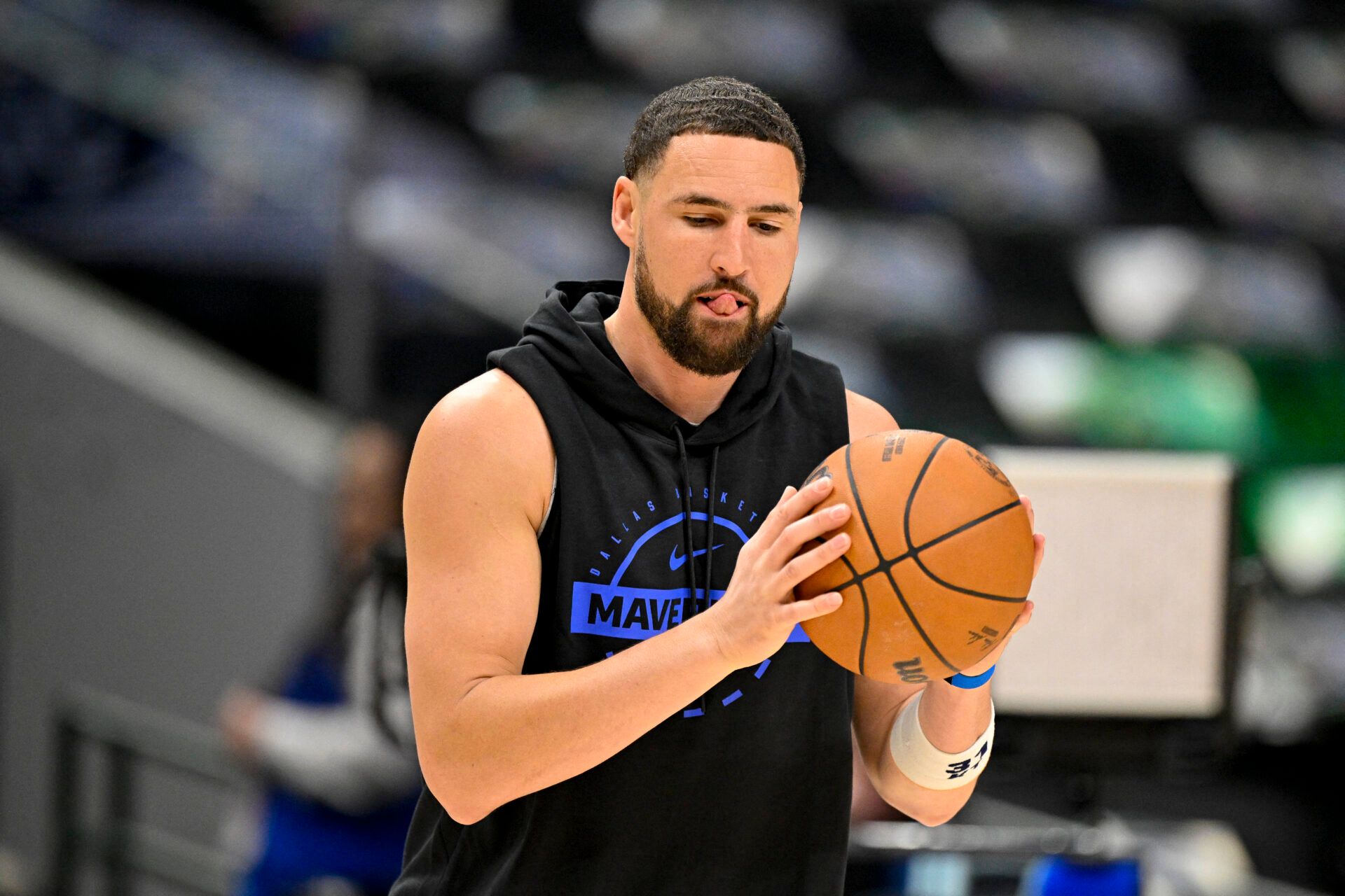 Dallas Mavericks guard Klay Thompson (31) warms up before the game between the Dallas Mavericks and the Orlando Magic at the American Airlines Center.