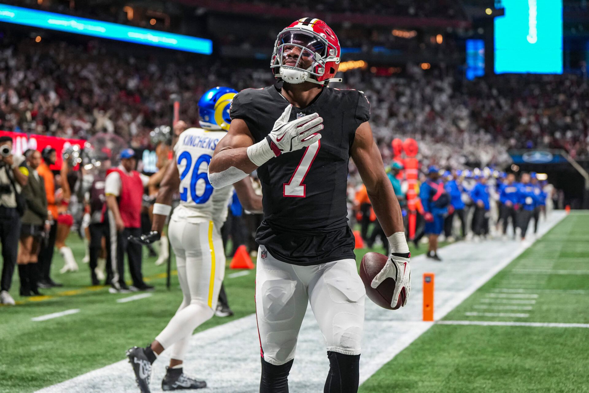 Atlanta Falcons running back Bijan Robinson (7) reacts after catching a touchdown pass against the Los Angeles Rams during the first quarter at Mercedes-Benz Stadium.