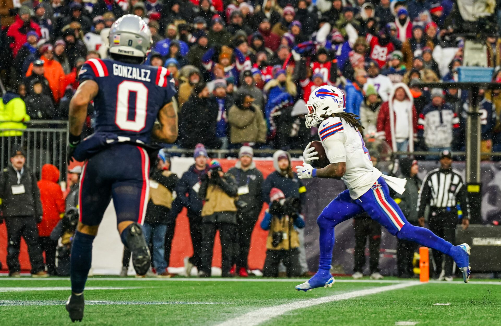 Buffalo Bills running back James Cook III (4) runs the ball for a touchdown against the New England Patriots in the second half at Gillette Stadium.