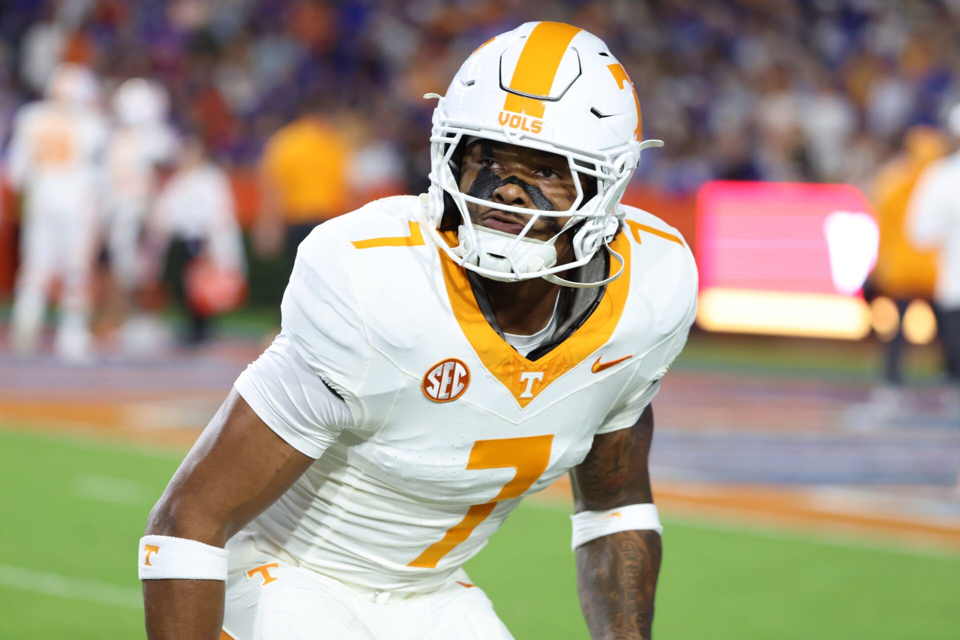 Tennessee Volunteers linebacker Arion Carter (7) works out prior to the game against the Florida Gators at Ben Hill Griffin Stadium.