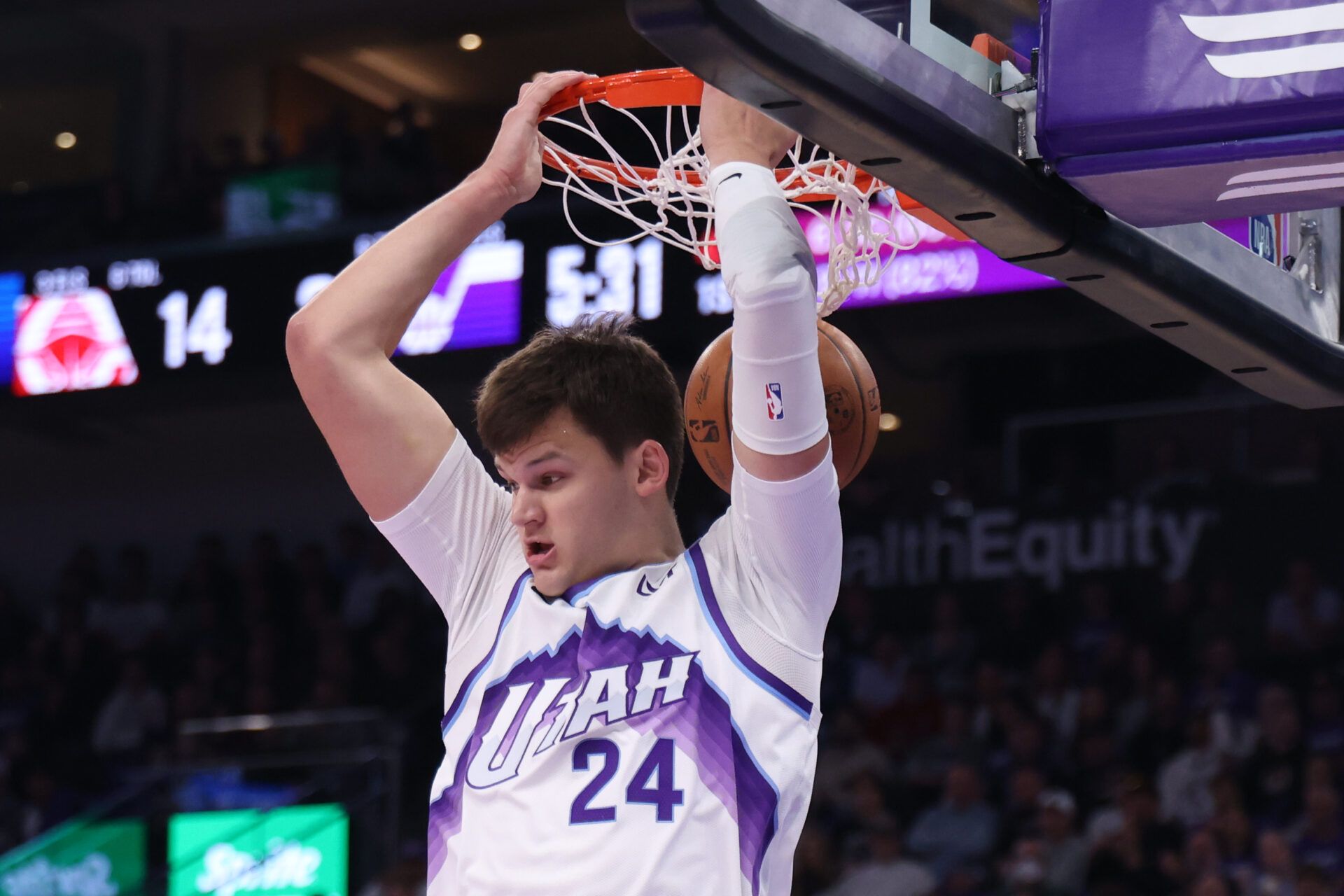 Utah Jazz center Walker Kessler (24) dunks against the Los Angeles Clippers during the first quarter at Delta Center.