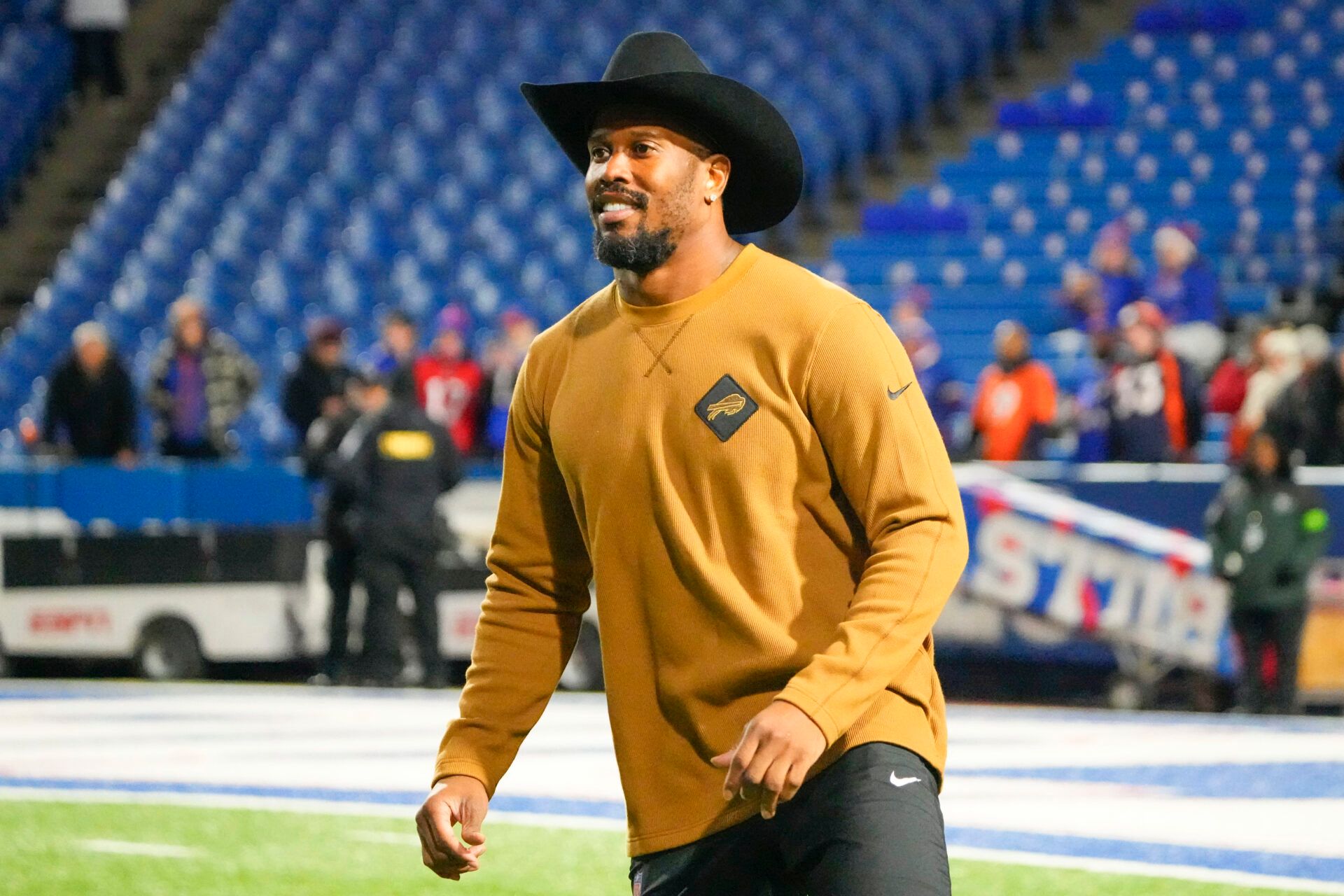 Buffalo Bills linebacker Von Miller (40) warms up prior to the game against the Denver Broncos at Highmark Stadium.