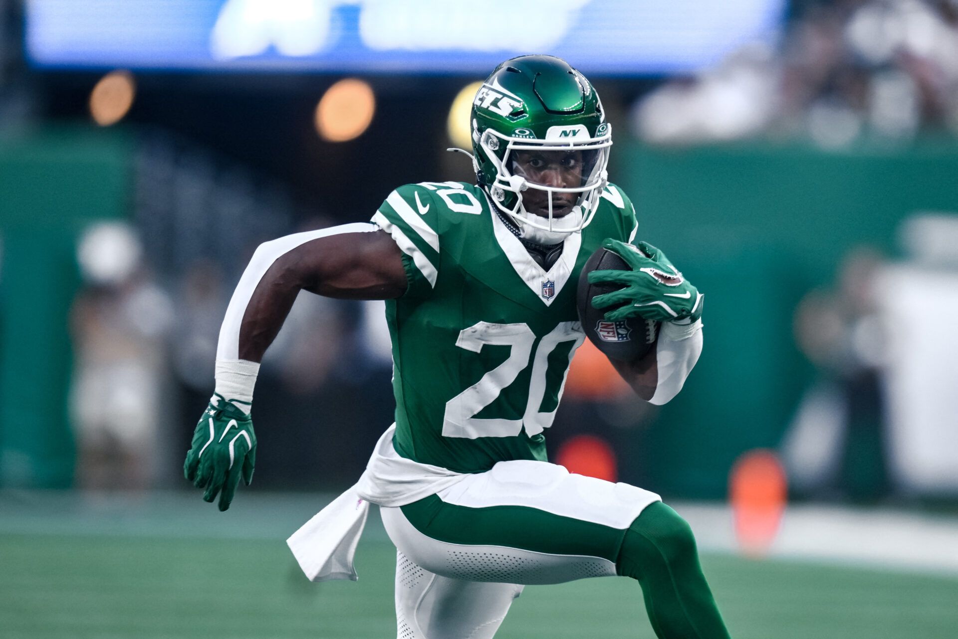 New York Jets running back Breece Hall (20) carries the ball against the Tampa Bay Buccaneers during the first half at MetLife Stadium.