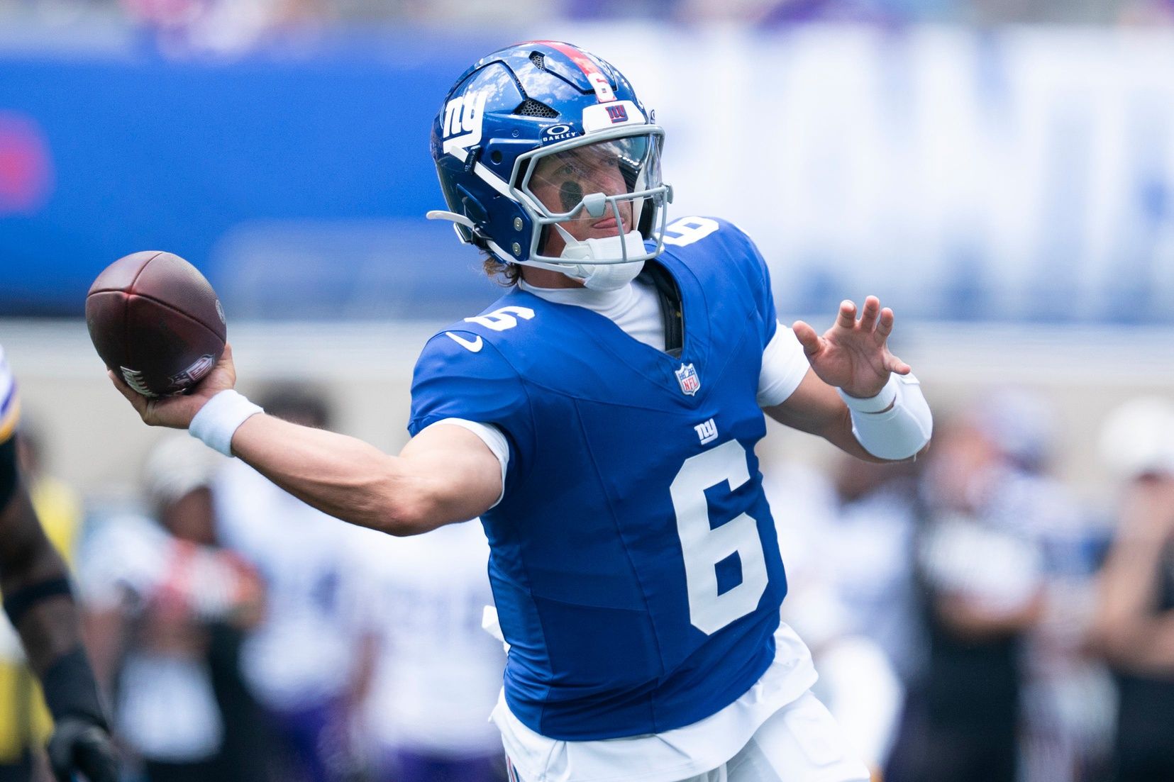 New York Giants quarterback Jaxson Dart (6) throws a pass during a preseason opening game between the New York Giants and Minnesota Vikings on Saturday, Aug. 15, 2026, at MetLife Stadium in East Rutherford, NJ.