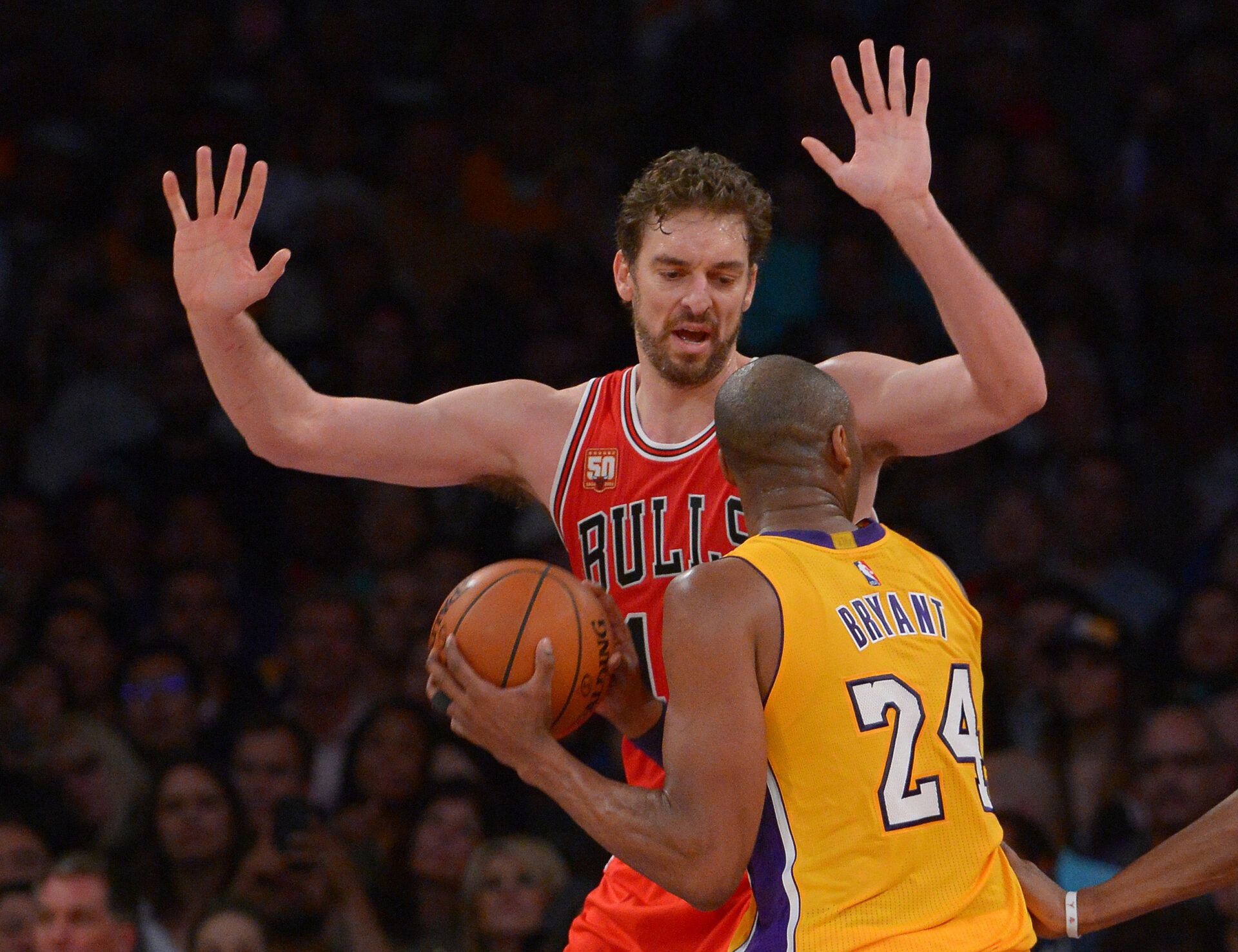 Chicago Bulls center Pau Gasol (16) guards Los Angeles Lakers forward Kobe Bryant (24) in the second half at Staples Center. The Bulls won 114-91.