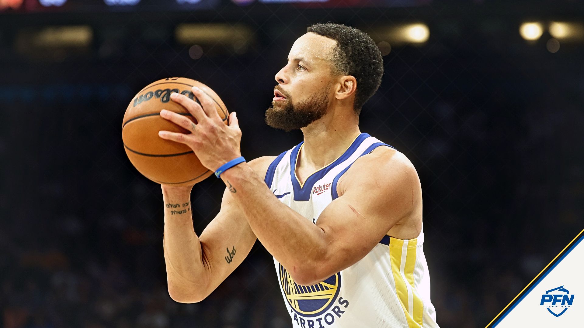 Golden State Warriors guard Stephen Curry (30) against the Phoenix Suns during the play-in rounds of the 2026 NBA Playoffs at Mortgage Matchup Center.