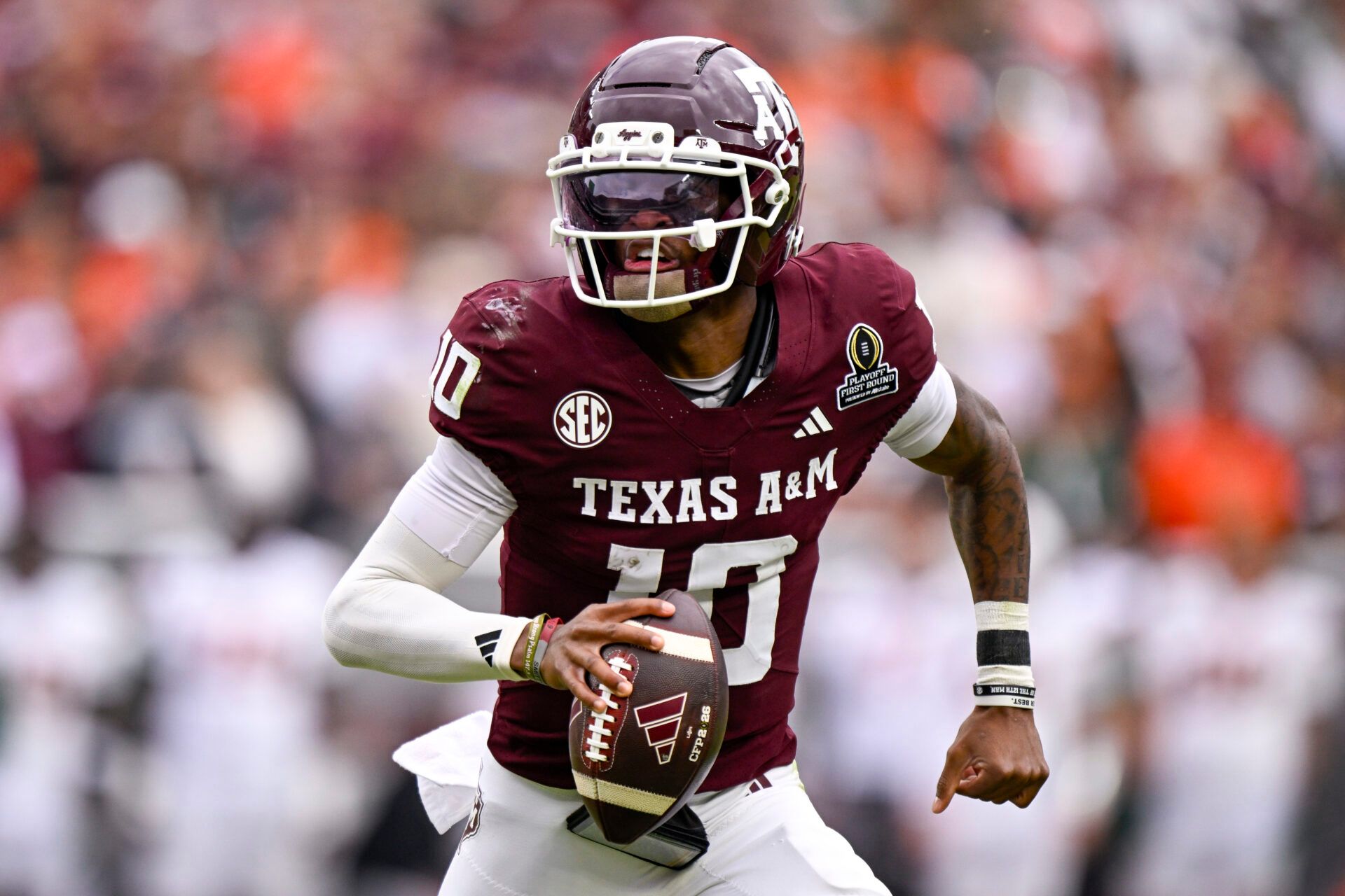Texas A&M Aggies quarterback Marcel Reed (10) runs with the ball during the game between the Aggies and the Hurricanes at Kyle Field.