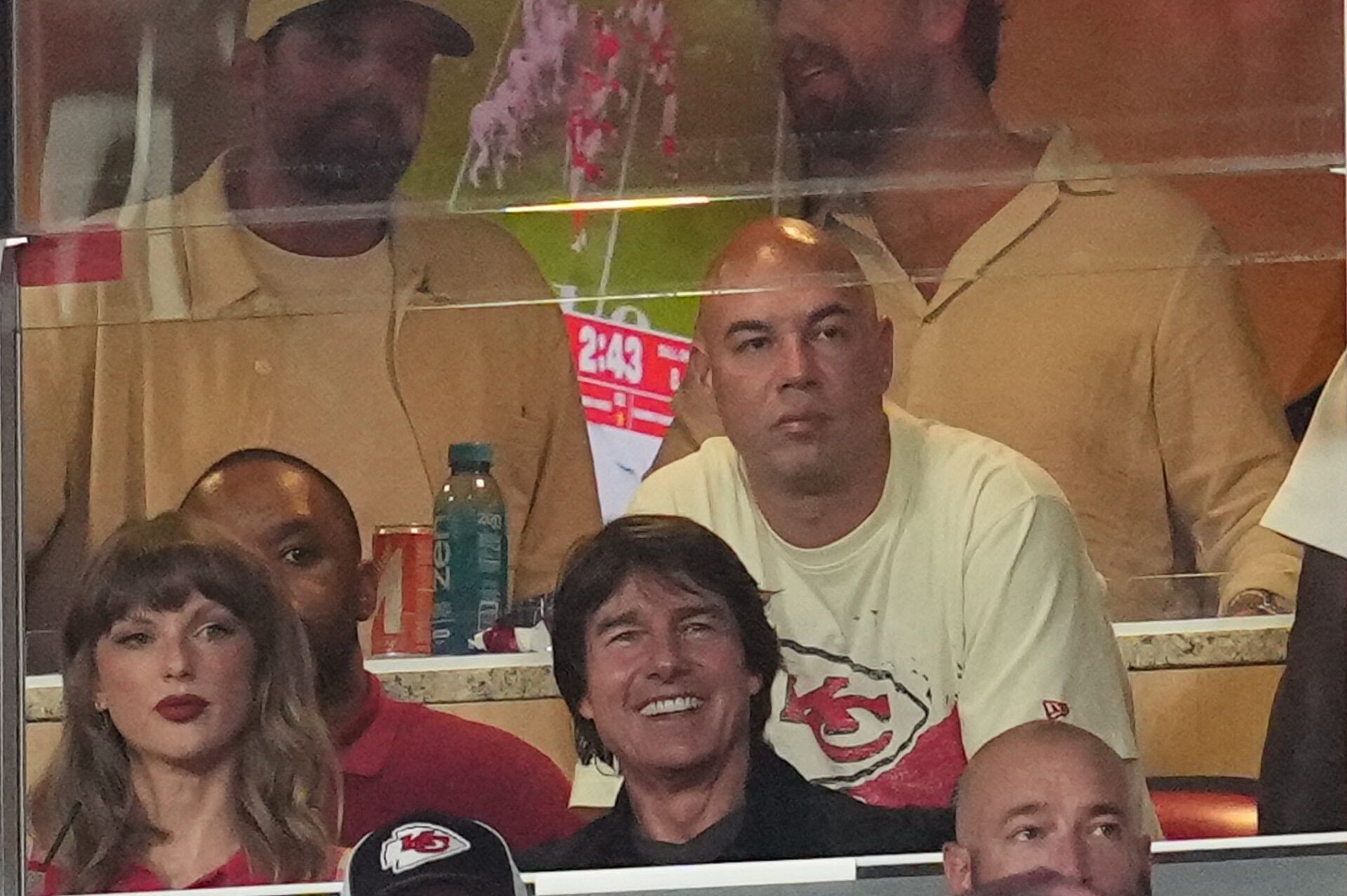 Lip Readers Unpack Taylor Swift and Tom Cruise’s Viral Chiefs-Broncos Sideline Conversation, Debunking “Don’t Show Me” Claims